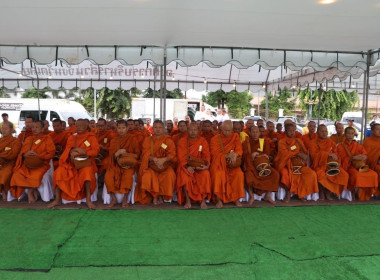 เข้าร่วมพิธีเจริญพระพุทธมนต์และทำบุญตักบาตรถวายพระราชกุศล ... พารามิเตอร์รูปภาพ 4