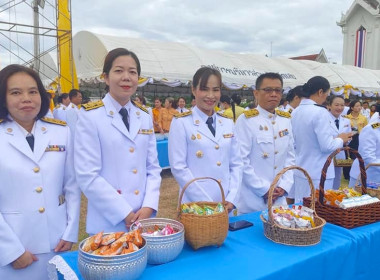 เข้าร่วมพิธีเจริญพระพุทธมนต์และทำบุญตักบาตรถวายพระราชกุศล ... พารามิเตอร์รูปภาพ 10