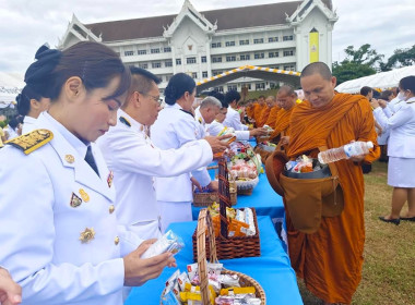 เข้าร่วมพิธีเจริญพระพุทธมนต์และทำบุญตักบาตรถวายพระราชกุศล ... พารามิเตอร์รูปภาพ 11