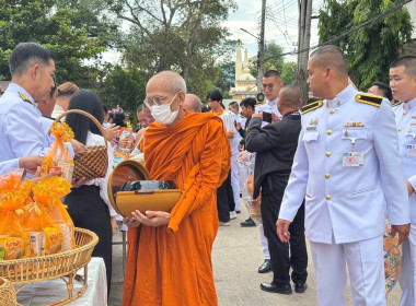 คณะ เข้าร่วมพิธีเจริญพระพุทธมนต์และทำบุญตักบาตร ... พารามิเตอร์รูปภาพ 6