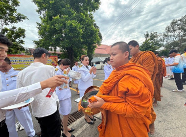 คณะ เข้าร่วมพิธีเจริญพระพุทธมนต์และทำบุญตักบาตร ... พารามิเตอร์รูปภาพ 8