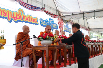 ร่วมพิธีสรงน้ำพระพุทธรูป และพระสงฆ์ เนื่องในประเพณีสงกรานต์ ... พารามิเตอร์รูปภาพ 1