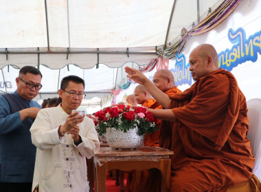 ร่วมพิธีสรงน้ำพระพุทธรูป และพระสงฆ์ เนื่องในประเพณีสงกรานต์ ... พารามิเตอร์รูปภาพ 9