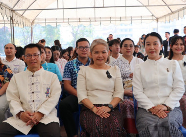 ร่วมพิธีสรงน้ำพระพุทธรูป และพระสงฆ์ เนื่องในประเพณีสงกรานต์ ... พารามิเตอร์รูปภาพ 5