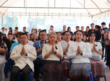 ร่วมพิธีสรงน้ำพระพุทธรูป และพระสงฆ์ เนื่องในประเพณีสงกรานต์ ... พารามิเตอร์รูปภาพ 6