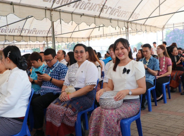 ร่วมพิธีสรงน้ำพระพุทธรูป และพระสงฆ์ เนื่องในประเพณีสงกรานต์ ... พารามิเตอร์รูปภาพ 7