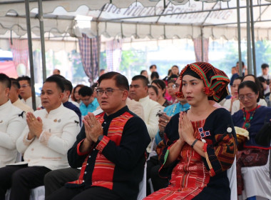 ร่วมพิธีสรงน้ำพระพุทธรูป และพระสงฆ์ เนื่องในประเพณีสงกรานต์ ... พารามิเตอร์รูปภาพ 2