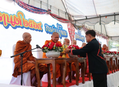ร่วมพิธีสรงน้ำพระพุทธรูป และพระสงฆ์ เนื่องในประเพณีสงกรานต์ ... พารามิเตอร์รูปภาพ 1