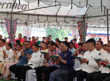 ร่วมพิธีสรงน้ำพระพุทธรูป และพระสงฆ์ เนื่องในประเพณีสงกรานต์ ... พารามิเตอร์รูปภาพ 4